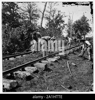 Murfreesboro, Tennessee, vicinanze. Gli uomini la riparazione single-via ferrovia dopo la battaglia di pietra di fiume Foto Stock