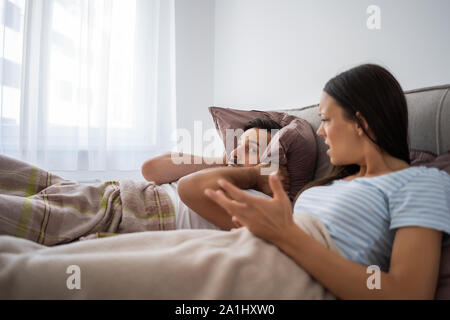 Coppia giovane è sostenendo nel letto. Foto Stock