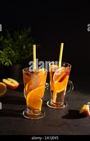 Rinfrescante di frutta spagnola sangria rosa (punch) su sfondo nero. Foto Stock