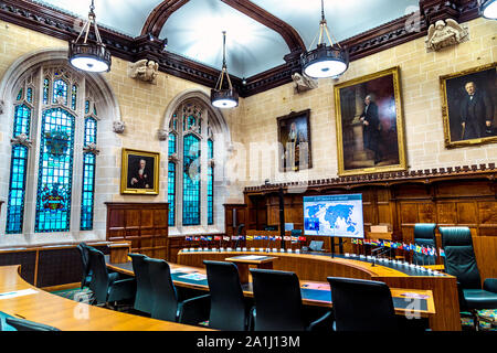 Interno della Corte 3 presso la Corte Suprema alloggiata nel Middlesex Guildhall, London, Regno Unito Foto Stock