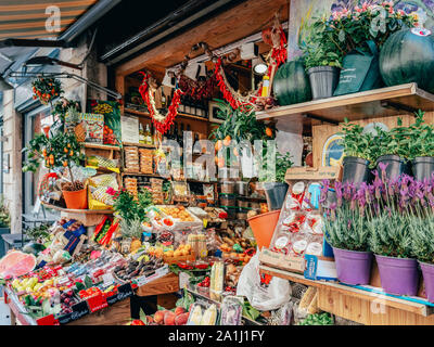 Milano, Italia - 30 Maggio 2019: la frutta e le verdure fresche in vendita nel negozio locale Foto Stock