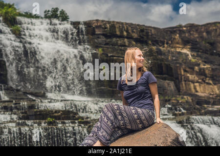 Giovane donna escursionista, turistico sullo sfondo di incredibile cascata Pongour è famosa e più belli di cadere in Vietnam. Non lontano dalla città di Dalat est Foto Stock