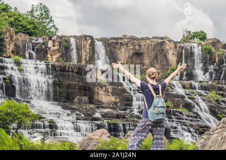 Giovane donna escursionista, turistico sullo sfondo di incredibile cascata Pongour è famosa e più belli di cadere in Vietnam. Non lontano dalla città di Dalat est Foto Stock
