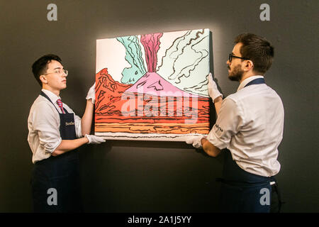 London, Regno Unito - 27 settembre 2019. Sotheby's tecnici di appendere il artwork : Andy Warhol, Vesuvio, 1985, acrilico su tela, preventivo: £280,000-350,000 al Contemporary Art Auction premere anteprima. -Credito: amer ghazzal/Alamy Live News Foto Stock