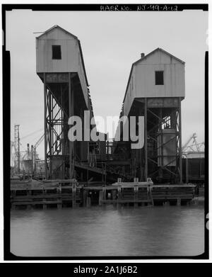 Elevazione del nord del ponte no. 9 strutture di sospensione. Guardando verso sud. - Greenville cantiere, Ponte di trasferimento sistema, Porto di New York-New Jersey, Upper New York Bay, Jersey City, Hudson County, NJ; Foto Stock