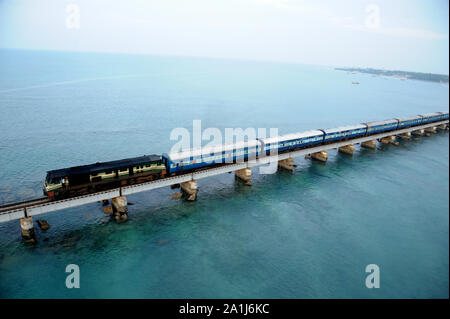 RAMESHWARAM Tamil Nadu, India - un passaggio ferroviario attraverso il ponte Pamban è il secondo ponte ferroviario più lungo in India Foto Stock