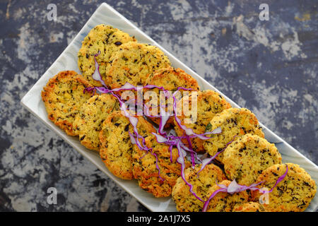 Vista superiore della piastra rettangolare di vietnamiti cibo vegan, verde fagiolo torte, saporito piatto per il pasto vegetariano, uno spuntino o una prima colazione Foto Stock