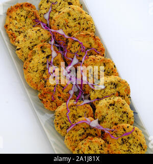 Vista superiore della piastra rettangolare di vietnamiti cibo vegan, verde fagiolo torte, saporito piatto per il pasto vegetariano, uno spuntino o una prima colazione Foto Stock