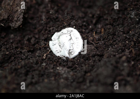 Denario di argento nel terreno Foto Stock