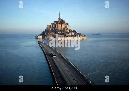 Le Mont Saint Michel (St Michael's Mount) in Normandia, a nord-ovest della Francia, su 2019/02/22: vista aerea del monte circondato da acqua durante un spri Foto Stock