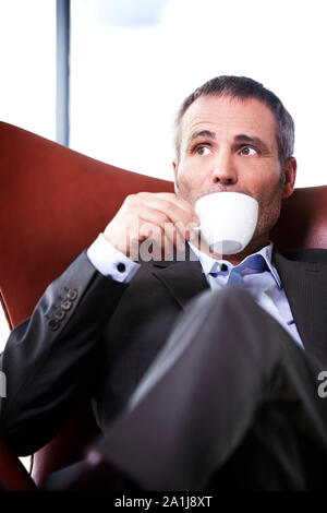 Primo piano di imprenditore godendo di caffè. Foto Stock
