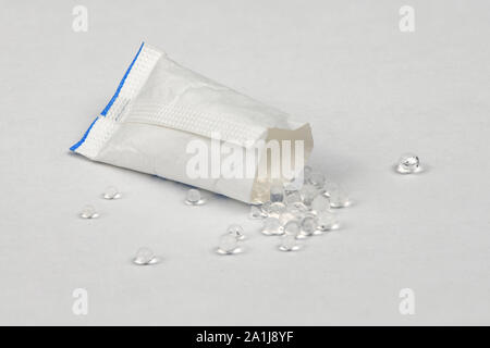 Pellet di polimero. Pila di gel di silice. Isolato su uno sfondo bianco. Foto ad alta risoluzione. Massima profondità di campo. Foto Stock