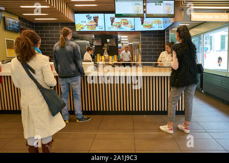 Zurigo, Svizzera - circa ottobre, 2018: interni colpo di McDonald's ristorante a Zurigo. Foto Stock