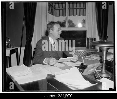 A named di nuovo tesoro post. Washington D.C., Sett. 21. Huntington Cairns, che è stata nella Divisione legale, U.S. Tesoro, movimentazione particolari problemi in connessione con le dogane, è stato promosso alla posizione di Assistant General Counsel in carica del parere sezione e tutte le questioni legali derivanti nell'ufficio doganale. Egli è un nativo di Baltimora e laureato presso l' Università di Maryland Law School, 1925. Entrò al servizio del governo nel 1934. 9/21/37 Foto Stock