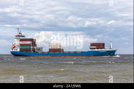 Cuxhaven, Germania - 14 Giugno 2014: container proveniente da Bremerhaven spedizione merci a Rotterdam. Foto Stock