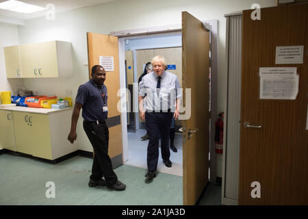 Il primo ministro Boris Johnson incontra il personale e vede un MRI scanner CT durante una visita a la Principessa Alexandra hospital di Harlow, Essex per un annuncio sul nuovo paziente apparecchiature di scansione. Foto di PA. Picture Data: venerdì 27 settembre, 2019. Il primo ministro è pegno una revisione allo screening per il cancro, con il finanziamento fornendo 300 macchine diagnostiche negli ospedali in tutta l'Inghilterra. Vedere PA storia politica Brexit. Foto di credito dovrebbe leggere: Stefan Rousseau/PA FILO Foto Stock