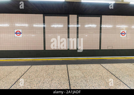 Hatton Cross Tube Station, prendere la Piccadilly Line della metropolitana di Londra di sistema di treno vicino a Heathrow di Londra, Regno Unito. La stazione della metropolitana di segno e di piastrelle. Hillingdon Foto Stock