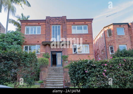 Due piani di appartamenti o appartamenti progettati in Interwar Art Deco, Interwar Georgiano in stile Revival e completato nel 1941 come una avventura speculativa Foto Stock