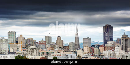 San Francisco skyline della città in un giorno nuvoloso. Il maltempo e nuvole pesanti Foto Stock