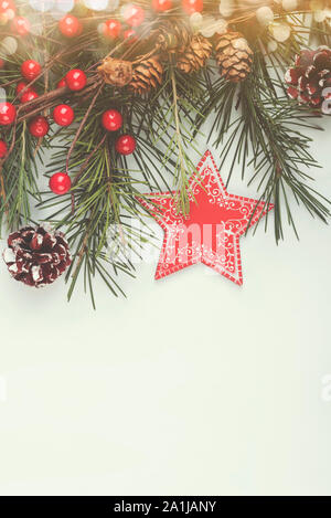 Decorazioni di Natale su sfondo bianco, Natale greeting card concept Foto Stock