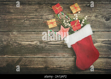 Natale rosso stivale o calza con doni e stella di Natale,Natale greeting card concept Foto Stock