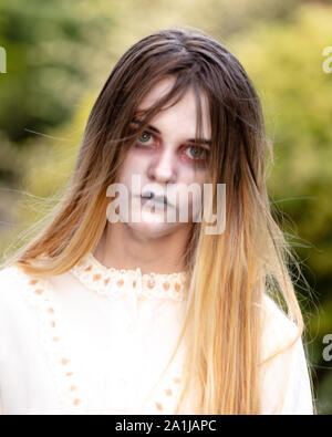 Terrorizzato giovane femmina in camicia da notte bianca tenta la fuga dall'orrore Foto Stock