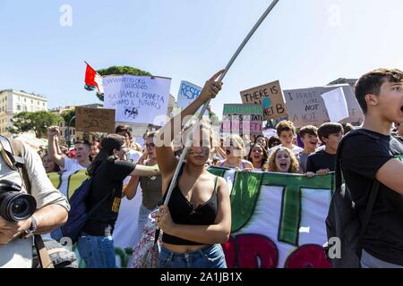 Roma, Roma, Italia. Il 27 settembre, 2019. Sciopero Globale sul cambiamento climatico crisi in Roma. Lo sciopero ha portato a decine di migliaia di giovani nelle strade di più allora 40 countryes su tutti continets. La scuola sciopero per il clima, anche variamente nota come il venerdì per il futuro, la gioventù per il clima e la gioventù Strike 4 clima, è un movimento internazionale di studenti che prendono il tempo fuori dalla classe di partecipare a dimostrazioni in domanda di azione per impedire un ulteriore riscaldamento globale e i cambiamenti climatici. Credito: Matteo Trevisan/ZUMA filo/Alamy Live News Foto Stock