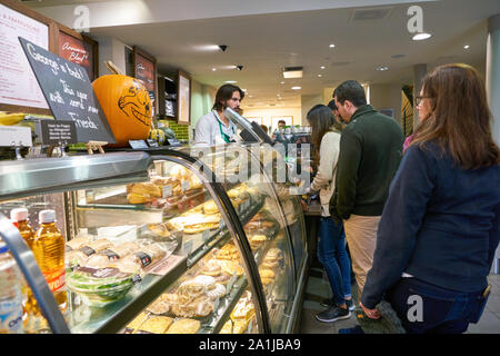 Zurigo, Svizzera - circa ottobre, 2018: inteiro shot di caffè Starbucks in Zurigo. Foto Stock