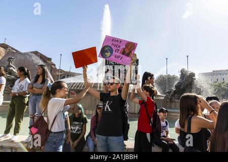 Roma, Roma, Italia. Il 27 settembre, 2019. Sciopero Globale sul cambiamento climatico crisi in Roma. Lo sciopero ha portato a decine di migliaia di giovani nelle strade di più allora 40 countryes su tutti continets. La scuola sciopero per il clima, anche variamente nota come il venerdì per il futuro, la gioventù per il clima e la gioventù Strike 4 clima, è un movimento internazionale di studenti che prendono il tempo fuori dalla classe di partecipare a dimostrazioni in domanda di azione per impedire un ulteriore riscaldamento globale e i cambiamenti climatici. Credito: Matteo Trevisan/ZUMA filo/Alamy Live News Foto Stock