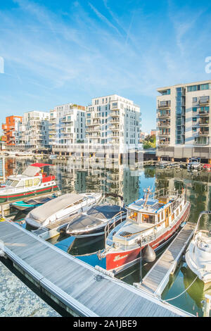 Le imbarcazioni da diporto a posto barca nel quartiere westhafen, edifici residenziali in background Foto Stock