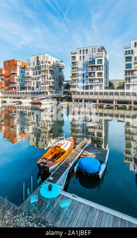 Le imbarcazioni da diporto a posto barca nel quartiere westhafen, edifici residenziali in background Foto Stock