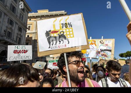 Roma, Roma, Italia. Il 27 settembre, 2019. Sciopero Globale sul cambiamento climatico crisi in Roma. Lo sciopero ha portato a decine di migliaia di giovani nelle strade di più allora 40 countryes su tutti continets. La scuola sciopero per il clima, anche variamente nota come il venerdì per il futuro, la gioventù per il clima e la gioventù Strike 4 clima, è un movimento internazionale di studenti che prendono il tempo fuori dalla classe di partecipare a dimostrazioni in domanda di azione per impedire un ulteriore riscaldamento globale e i cambiamenti climatici. Credito: Matteo Trevisan/ZUMA filo/Alamy Live News Foto Stock