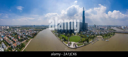 Ultra alta definizione di Ho Chi Minh City skyline della città con il Fiume Saigon e Central Park in primo piano Foto Stock