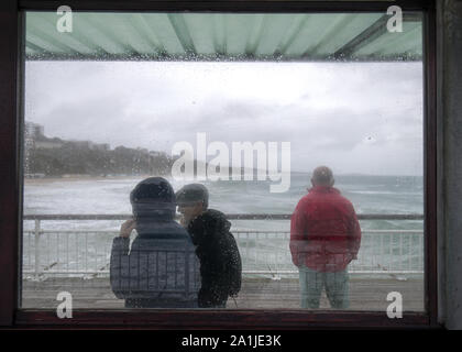 La gente a piedi lungo il molo di Bournemouth nel Dorset. Foto Stock