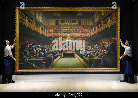 Londra, Regno Unito. Il 27 settembre 2019. Tecnici presenti 'Devoluto Parlamento", 2009, da Banksy (Est. GBP1.5-2m). Anteprima di Sotheby's fregio settimana mostra di arte contemporanea presso il suo nuovo Bond Street Galleries. Oltre 250 opere di artisti tra cui Andy Warhol, David Hockney e Jean-Michel Basquiat, sarà messa all'asta del 3 ottobre 2019. Credito: Stephen Chung / Alamy Live News Foto Stock