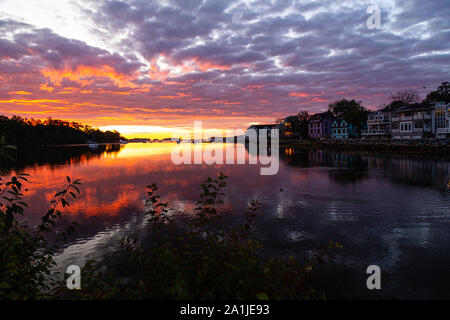 Alba mozzafiato con un molto drammatico cielo e colori brillanti sul lungomare di Mahone Bay, Nova Scotia, Canada. Foto Stock