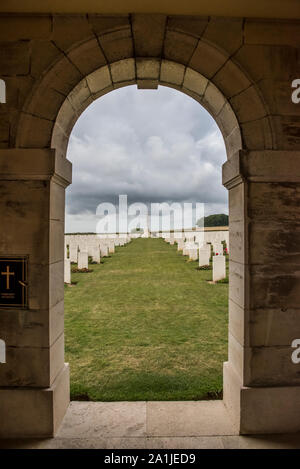 L'arco d'ingresso alla WWI CWGC Tincourt Nuovo Cimitero britannico sul campo di battaglia di somme del nord della Francia Foto Stock