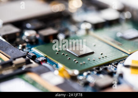 Chip di computer su una scheda di circuito, close up; tecnologia del computer. Foto Stock