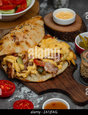 Pollo Döner Kebab in pane wrap con verdure e salsa di soia Foto Stock