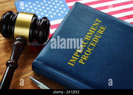 Procedura di impeachment diritto, martello e bandiera degli Stati Uniti. Foto Stock