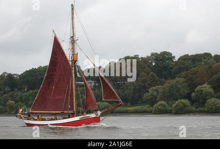 Amburgo, Germania. Il 27 settembre, 2019. La nave a vela 'Dagmar Aaen' con esploratore polare Arved Fuchs e il suo equipaggio navigherà il Elba dopo il ritorno dalla spedizione Oceano "Modifica". Insieme con un team di scienziati, Fuchs ha esaminato le modifiche apportate nella regione artica sul suo veliero 'Dagmar Aaen' sulla costa orientale della Groenlandia negli ultimi mesi. Credito: Magdalena Tröndle/dpa/Alamy Live News Foto Stock