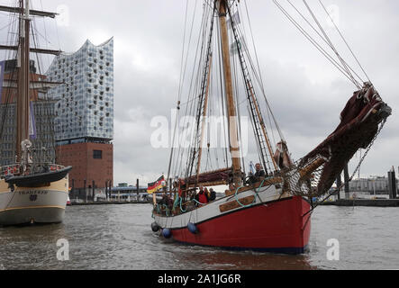 Amburgo, Germania. Il 27 settembre, 2019. La nave a vela 'Dagmar Aaen' con esploratore polare Arved Fuchs e il suo equipaggio mori in porto dopo il ritorno dalla spedizione Oceano "Modifica". Insieme con un team di scienziati, Fuchs ha esaminato le modifiche apportate nella regione artica sul suo veliero 'Dagmar Aaen' sulla costa orientale della Groenlandia negli ultimi mesi. Credito: Magdalena Tröndle/dpa/Alamy Live News Foto Stock