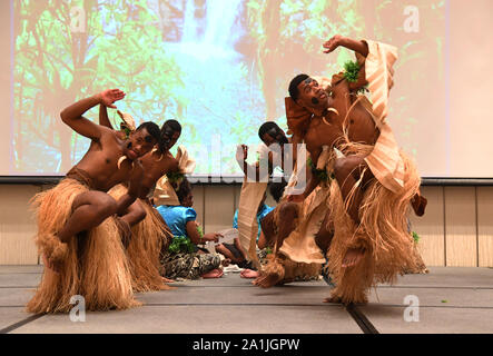 (190927) -- PECHINO, Sett. 27, 2019 (Xinhua) -- artisti eseguono durante il 'Fiji Day' evento del internazionale di Pechino mostra orticola in Pechino, capitale della Cina, Sett. 27, 2019. L'expo che si terrà il suo 'Fiji Day' evento venerdì. (Xinhua/Ren Chao) Foto Stock