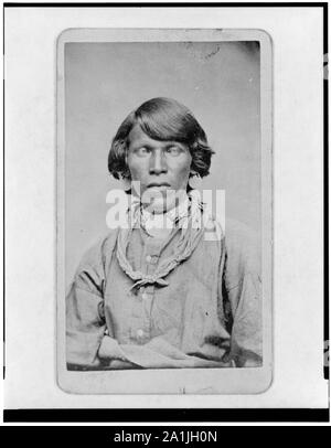 Nativi Americani, uomo di metà lunghezza verticale, rivolto verso la parte anteriore Foto Stock