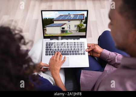 Coppia in cerca di nuova casa su uno schermo del notebook Foto Stock