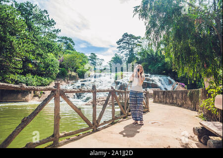 Giovane donna sullo sfondo della bellissima cascata Camly nella città di da Lat Foto Stock