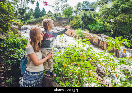 Madre e figlio sullo sfondo della bellissima cascata Camly nella città di da Lat Foto Stock