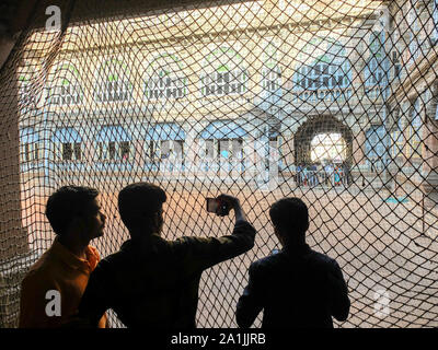 MYSURU (MYSORE),KARNATAKA/India-febbraio 11 2018:turisti indiano guardare attraverso un cortile interno del Palazzo Reale di Mysuru. Foto Stock