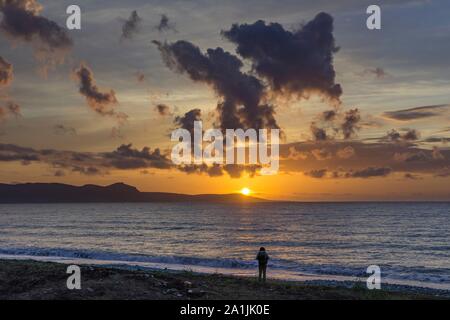 Tramonto sulla spiaggia, Chrysochou Bay Paphos, Repubblica di Cipro, Cipro Foto Stock