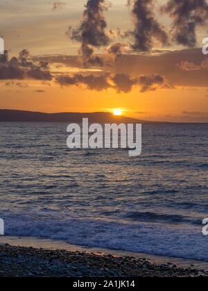 Tramonto sulla spiaggia, Chrysochou Bay Paphos, Repubblica di Cipro, Cipro Foto Stock